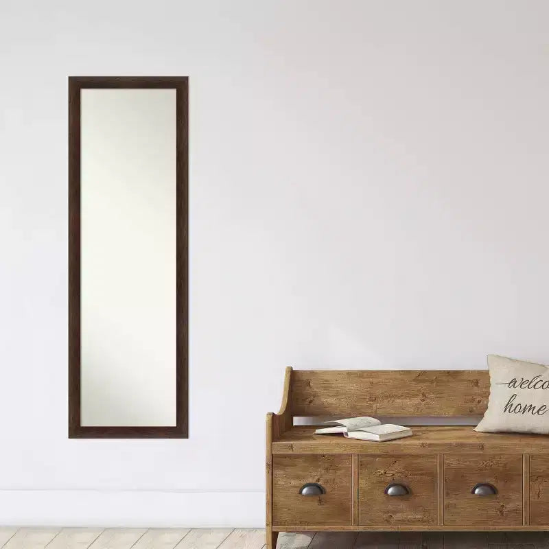 Espejo de puerta de madera estrecho de 17"x51", nogal cálido