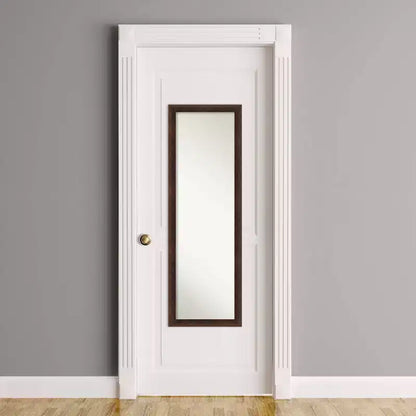 Espejo de puerta de madera estrecho de 17"x51", nogal cálido