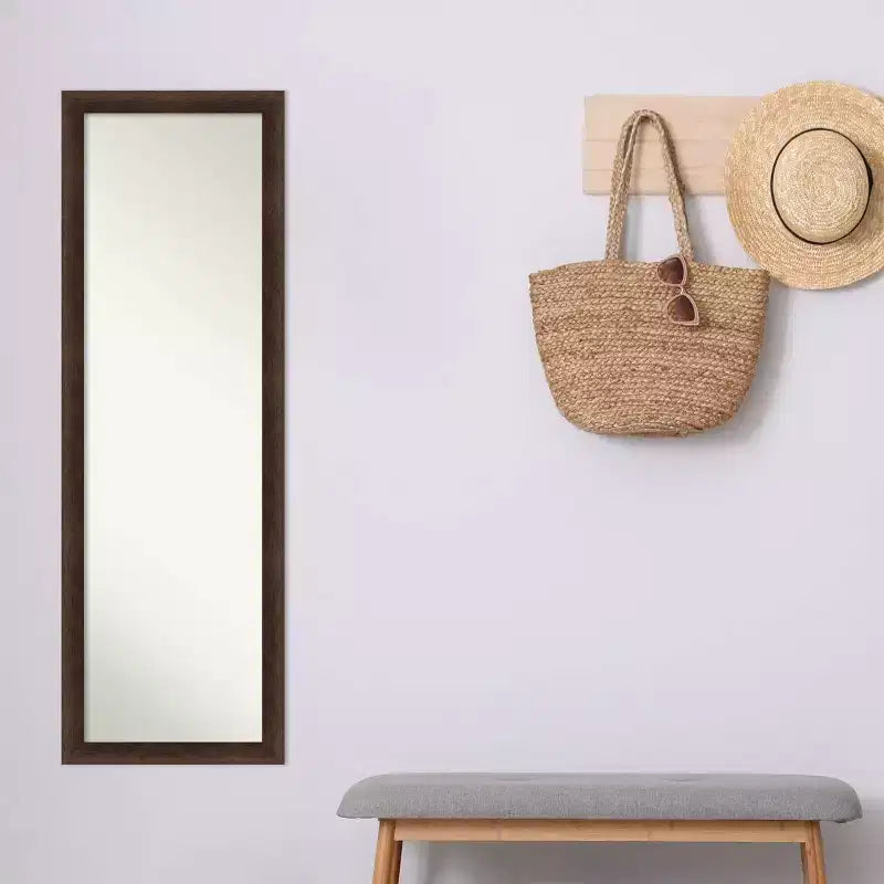 Espejo de puerta de madera estrecho de 17"x51", nogal cálido