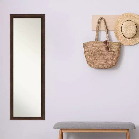 Espejo de puerta de madera estrecho de 17"x51", nogal cálido