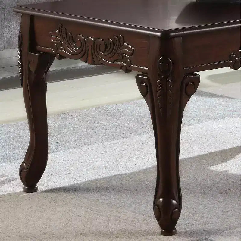 Mesa de centro de madera con detalles ornamentales tradicionales, acabado en cerezo oscuro