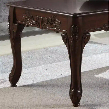 Mesa de centro de madera con detalles ornamentales tradicionales, acabado en cerezo oscuro