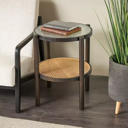 Mesa auxiliar de madera con tapa de cristal y estructura de ratán, no requiere montaje