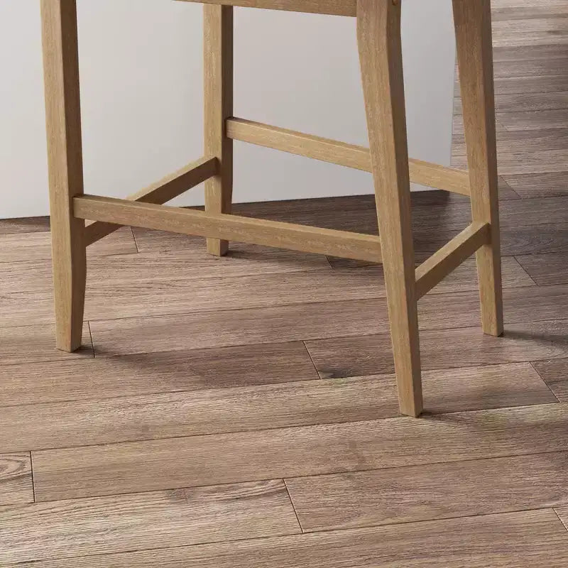 Taburete de bar tapizado de madera a la altura del mostrador