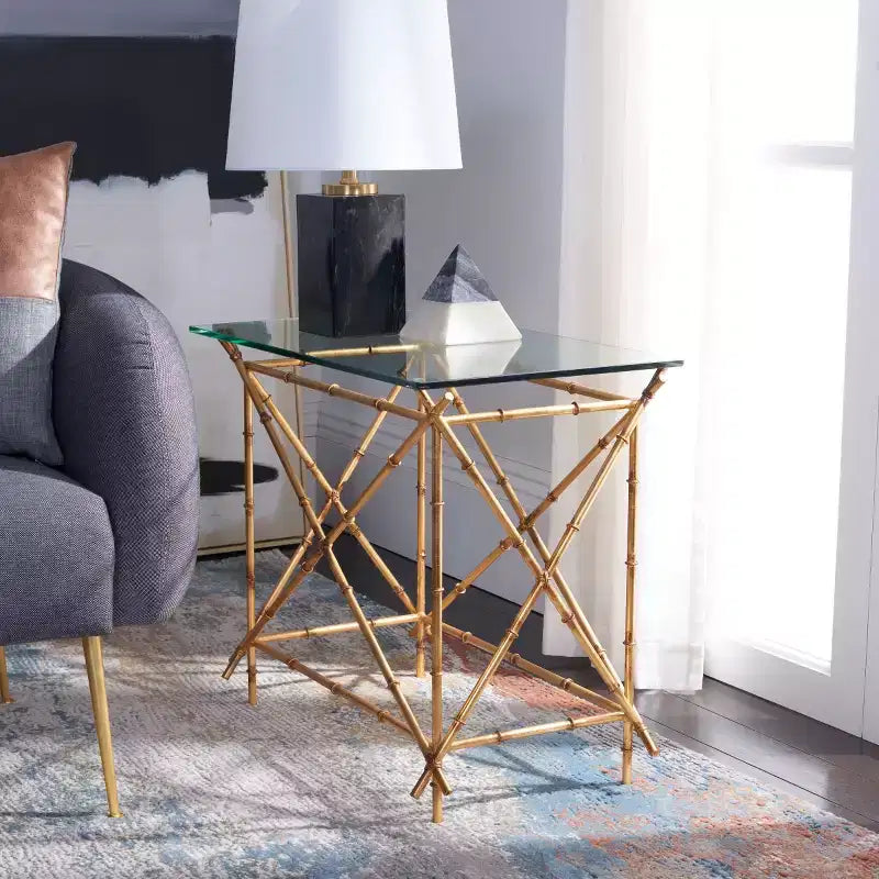Mesa auxiliar redonda con detalles, oro y cristal transparente
