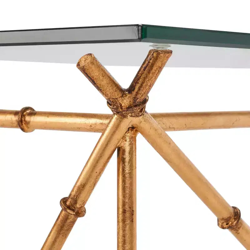 Mesa auxiliar redonda con detalles, oro y cristal transparente